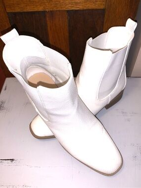 Shoe Dazzle White Textured Ankle Boots